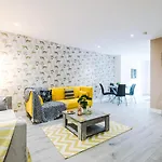 The Ecclesian - Upscale Near Trafford Centre & Eccles Train Station *