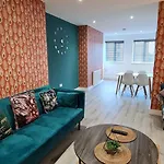 The Ecclesian - Upscale Near Trafford Centre & Eccles Train Station アパート *