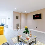 The Ecclesian - Upscale Near Trafford Centre & Eccles Train Station アパート
