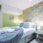 The Ecclesian - Upscale Near Trafford Centre & Eccles Train Station アパート *