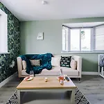 The Ecclesian - Upscale Near Trafford Centre & Eccles Train Station