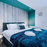 The Ecclesian - Upscale Near Trafford Centre & Eccles Train Station アパート