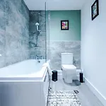 The Ecclesian - Upscale Near Trafford Centre & Eccles Train Station *