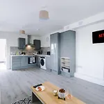 The Ecclesian - Upscale Near Trafford Centre & Eccles Train Station アパート
