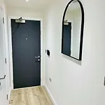 Modern One Bedroom Near Old Trafford Stadium شقة *