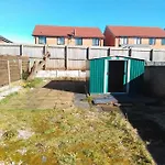 Entire 2 Bedroom House - Dom wakacyjny *