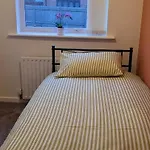 Entire 2 Bedroom House - Dom wakacyjny Manchester