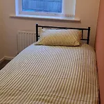 Entire 2 Bedroom House - Dom wakacyjny *