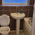 Entire 2 Bedroom House - Dom wakacyjny *