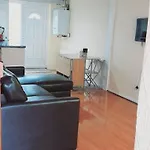 Entire 2 Bedroom House - Dom wakacyjny