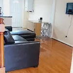 Entire 2 Bedroom House - Dom wakacyjny *
