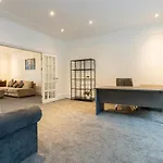 Pillo - Spacious 4 Bedroom Detached House Close To Heaton Park Feriehus