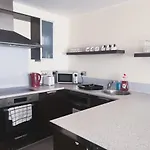 Spacious 2 Bed Flat, Free Parking, Close To Town