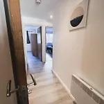 Spacious 2 Bed Flat, Free Parking, Close To Town * Manchester
