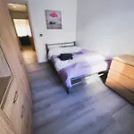 Spacious 2 Bed Flat, Free Parking, Close To Town * Manchester