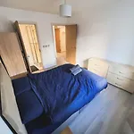 Spacious 2 Bed Flat, Free Parking, Close To Town Apartament