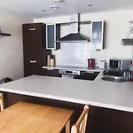 Spacious 2 Bed Flat, Free Parking, Close To Town Apartament