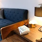 Spacious 2br 2ba Centre Sleeps 5 *