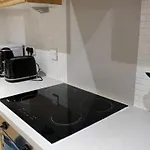 Spacious 2br 2ba Centre Sleeps 5 *