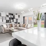 4 Bedroom, 3 Bathroom Walking Distance To Centre *