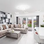 4 Bedroom, 3 Bathroom Walking Distance To Centre Ferienhaus