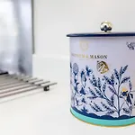 4 Bedroom, 3 Bathroom Walking Distance To Centre