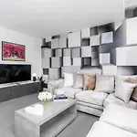 4 Bedroom, 3 Bathroom Walking Distance To Centre *