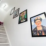 4 Bedroom, 3 Bathroom Walking Distance To Centre *