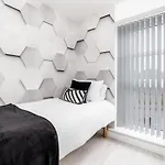 4 Bedroom, 3 Bathroom Walking Distance To Centre Ferienhaus *