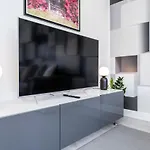 4 Bedroom, 3 Bathroom Walking Distance To Centre Ferienhaus *