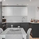 Living Penthouse With Parking * Manchester