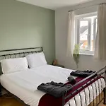 2 Bedroom House With Garden
