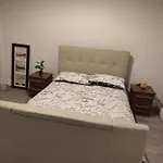 Newly Refurbished 2- Bed Stylish Apartmán *
