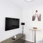 Newly Refurbished 2- Bed Stylish