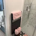 Lux Private Entrance 1 Bed - Free Parking - Ideal For Coop Live, Mcr Centre, Salford Royal Hospital & Buile Hill Mansion Wedding Venue مانشستر