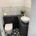 Lux Private Entrance 1 Bed - Free Parking - Ideal For Coop Live, Mcr Centre, Salford Royal Hospital & Buile Hill Mansion Wedding Venue مانشستر