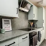 Brimmond Homes - Nr To Univ, Hospitals, O2 Apollo, Plab & 7 Mins To Centre - Stylish, Modern & Secure 2 Bed, 2 Bath With Allocated Free Parking