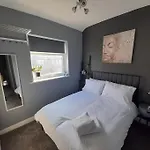 Chic 5 Double Bedroom House - 15 Min To Holiday home
