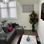 2 Bedroom Flat Close To City, Stadium And Coop Arena Manchester