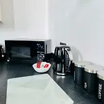 Bright And Spacious 2 Bed Apt - Sleeps Up To 6
