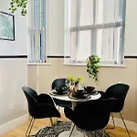 Bright And Spacious 2 Bed Apt - Sleeps Up To 6 *