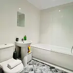 Bright And Spacious 2 Bed Apt - Sleeps Up To 6 *