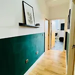 Bright And Spacious 2 Bed Apt - Sleeps Up To 6 *