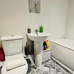 Bright And Spacious 2 Bed Apt - Sleeps Up To 6 * Manchester