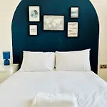 Bright And Spacious 2 Bed Apt - Sleeps Up To 6 * Manchester