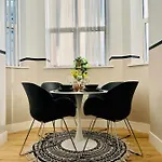 Bright And Spacious 2 Bed Apt - Sleeps Up To 6 Appartamento Manchester