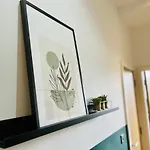Bright And Spacious 2 Bed Apt - Sleeps Up To 6 *