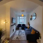 Hébergement de vacances Business Friendly 2br House Sleeps 5, Wi-fi, Workspace & Free Parking Manchester
