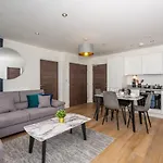 2 Bed - 5 Mins From Old Trafford *