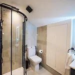 Luxurious 3 Bed Home, Free Parking Hébergement de vacances Manchester